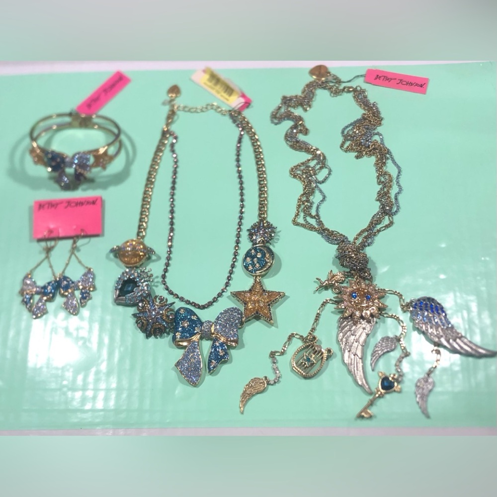 Sold 🌚 ☀️ Rare Heavens to Betsey Lot of statement pieces 🔥